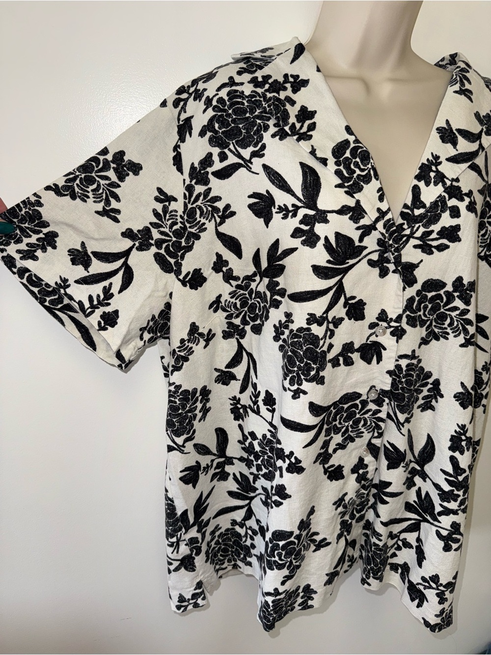 Universal Thread (1X) Brand New Cream/Black Floral Pattern Linen Blend Button Up - Picture 3 of 5